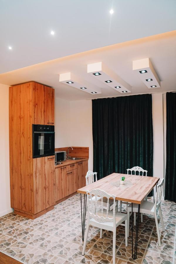 Green Apartments Prishtina Prishtine Bagian luar foto
