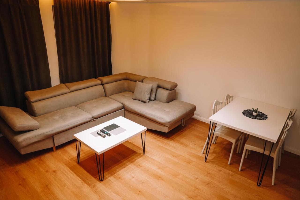 Green Apartments Prishtina Prishtine Bagian luar foto