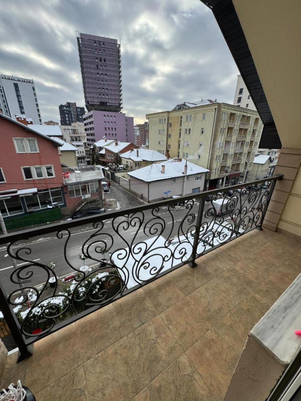 Green Apartments Prishtina Prishtine Bagian luar foto