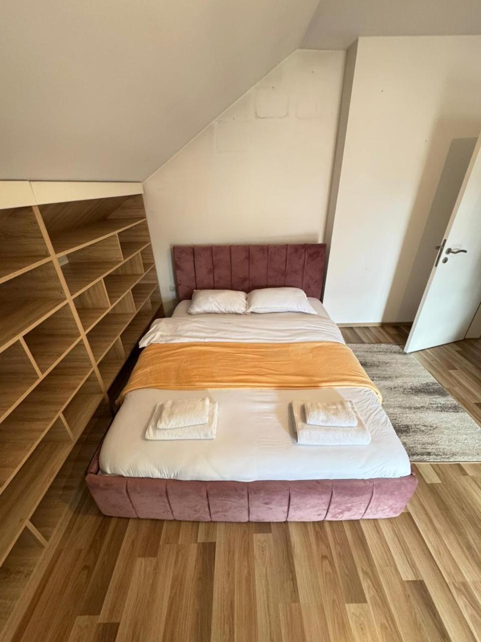 Green Apartments Prishtina Prishtine Bagian luar foto