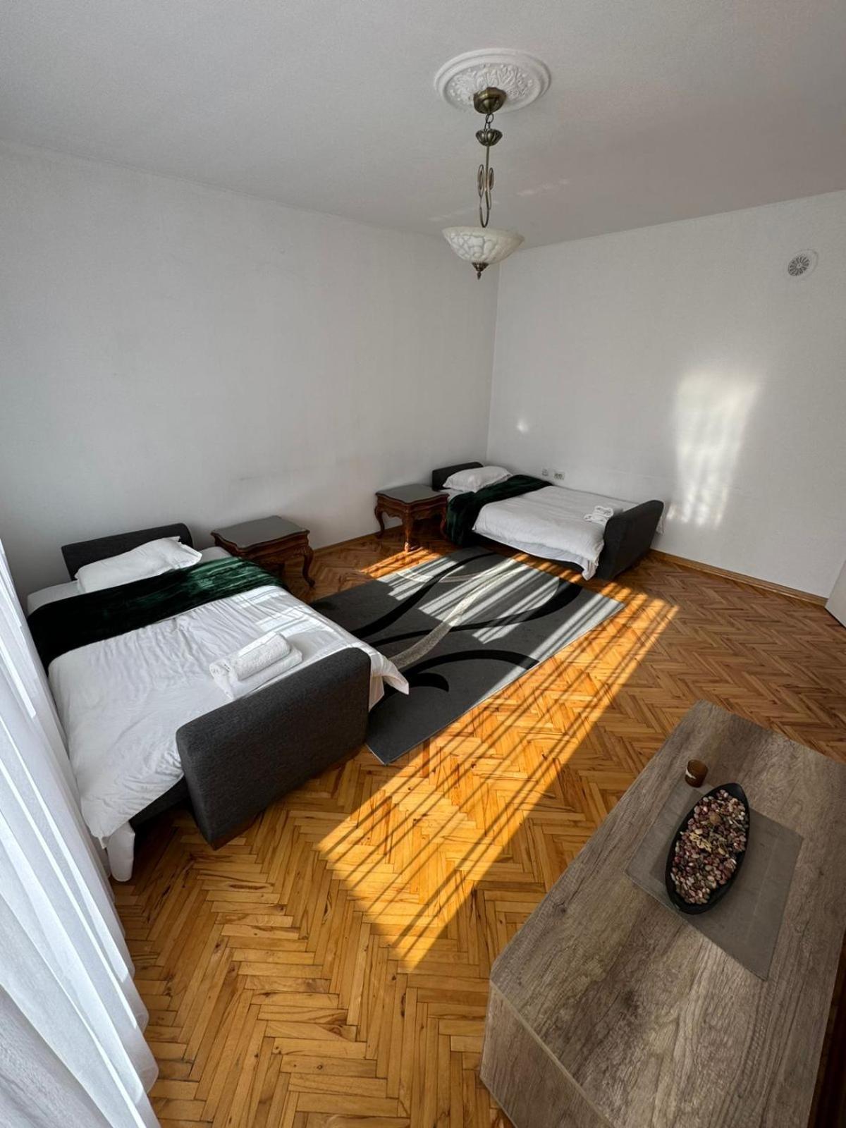 Green Apartments Prishtina Prishtine Bagian luar foto