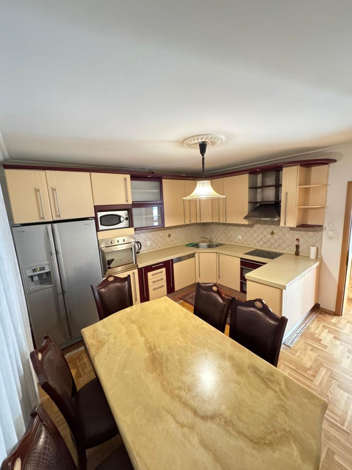 Green Apartments Prishtina Prishtine Bagian luar foto