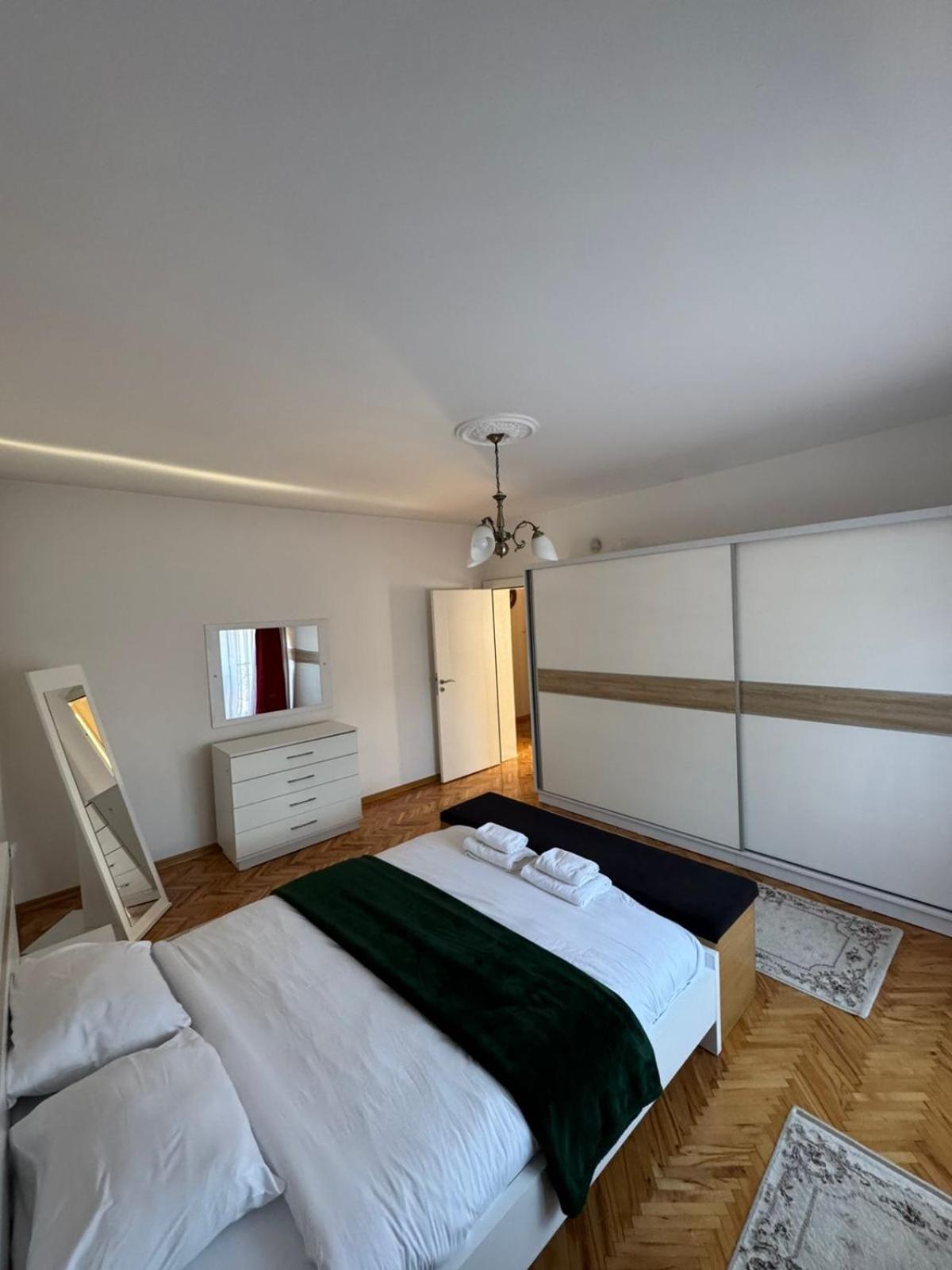 Green Apartments Prishtina Prishtine Bagian luar foto